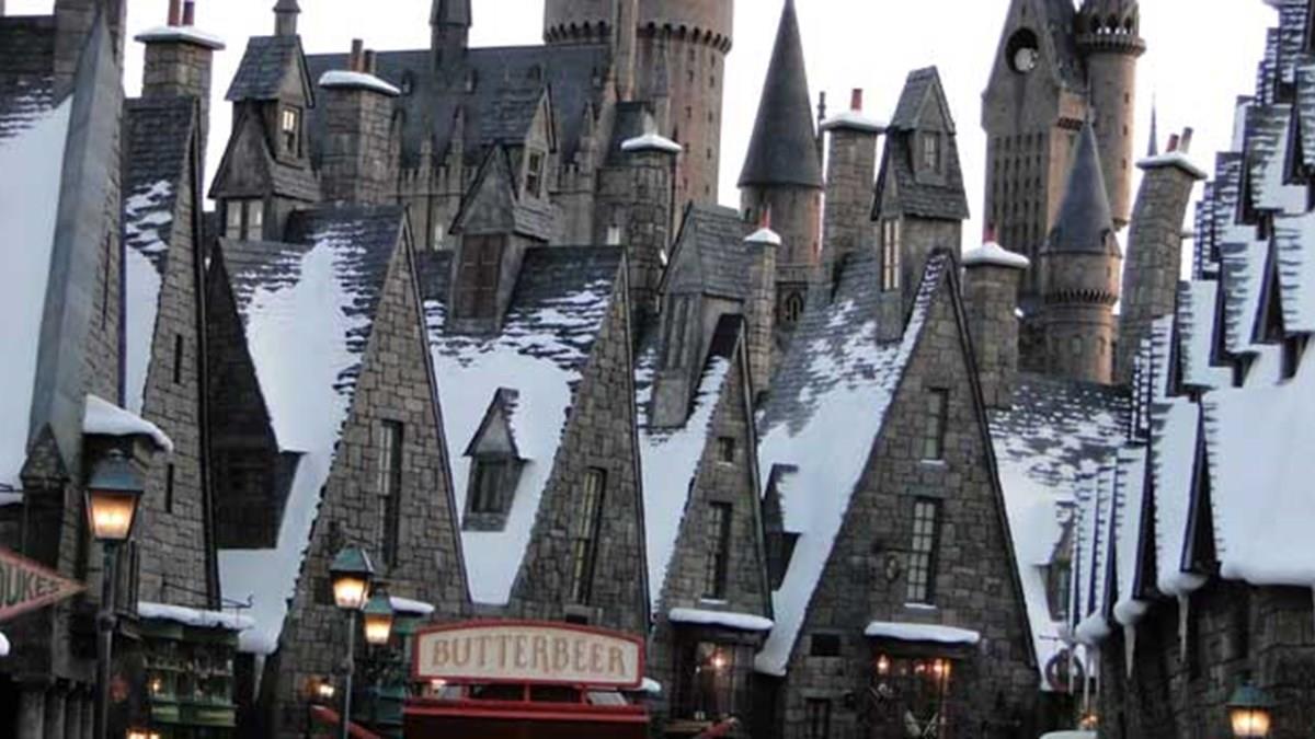 Personagens novos em cenários conhecidos como Hogsmeade: Hogwarts