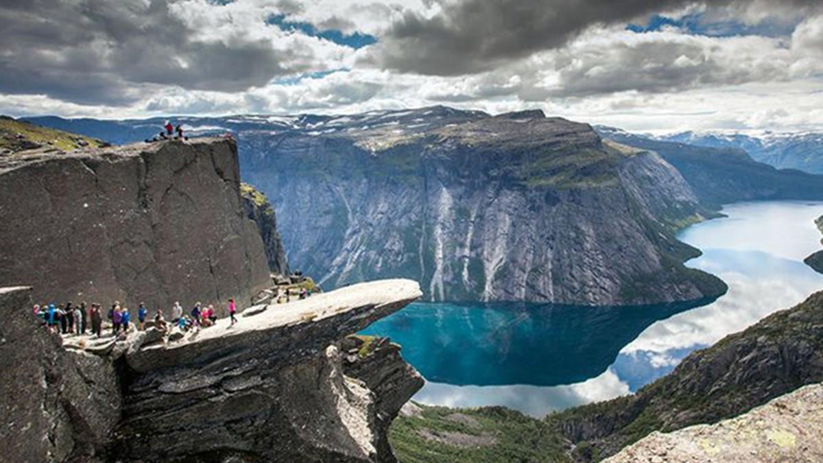 Homem Turista De Pé Com Grande Escandinávia De Montanha Imagem de