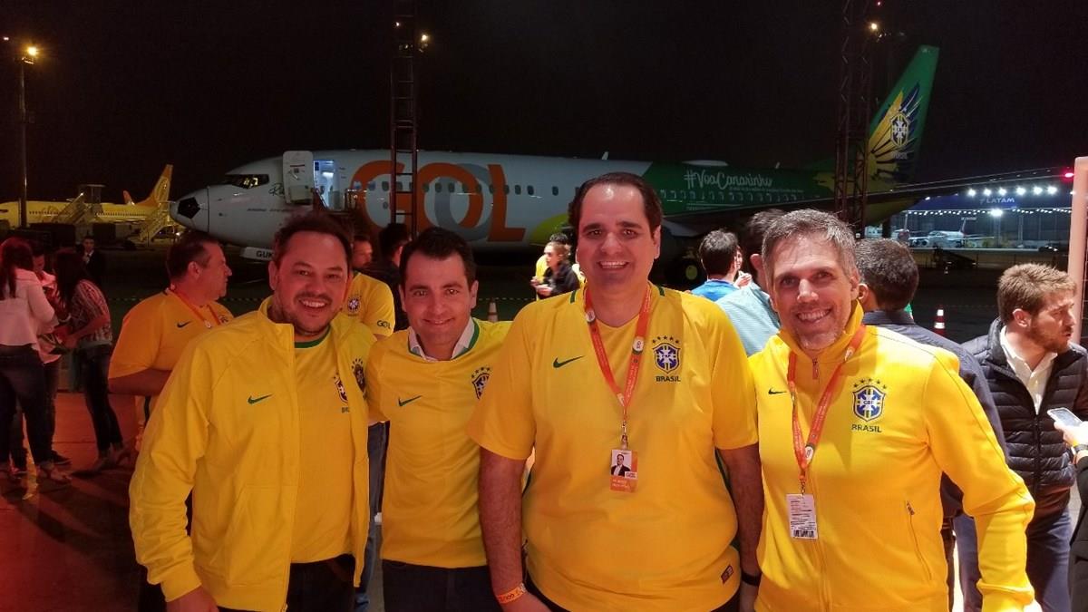 Veja fotos da Torcida Gol no hangar em Congonhas