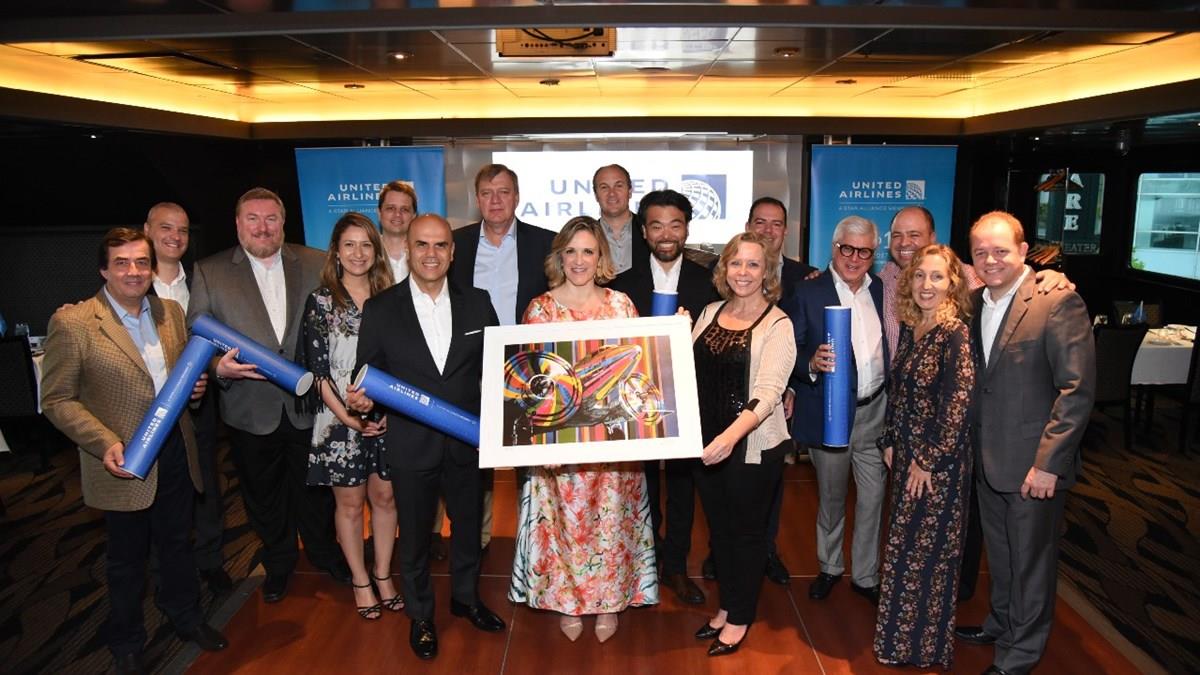 Top Sellers United são premiados com obra de Kobra; veja fotos