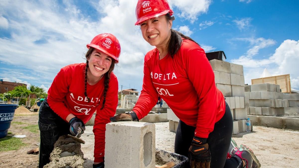 Voluntários da Delta constroem casas para famílias de Recife