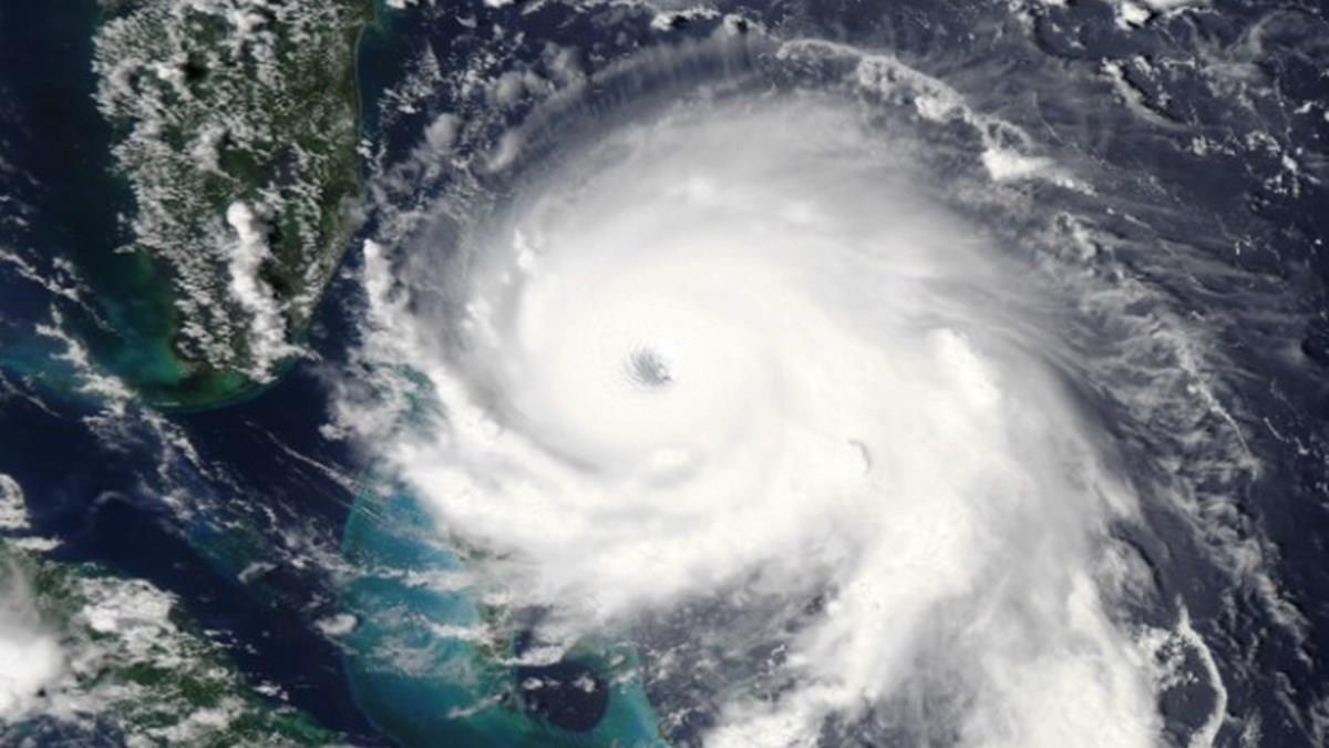 El huracán azota la costa de Florida el miércoles