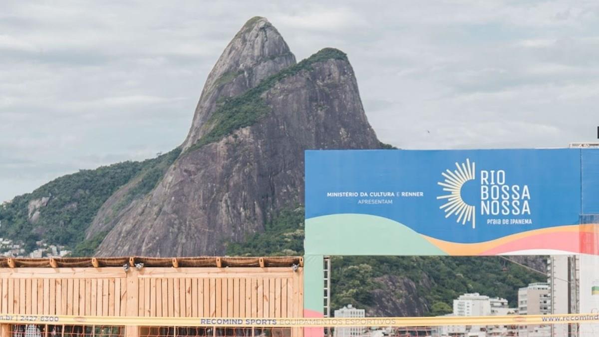 Domingo é dia de yoga na Praia de Ipanema