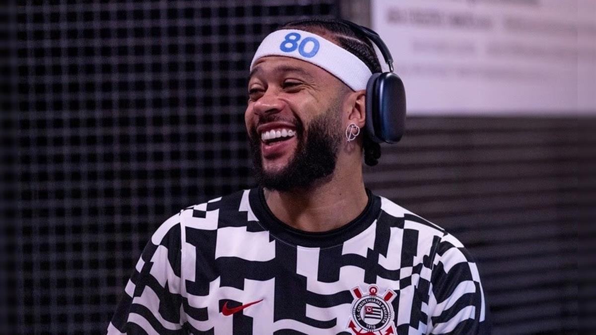 Memphis Depay, do Corinthians, estrela campanha dos 80 anos de KLM no Brasil