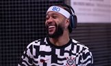 Memphis Depay com headband personalizada da KLM Dutch Airlines