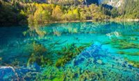 Conheça Jiuzhaigou, parque chinês de natureza exuberante