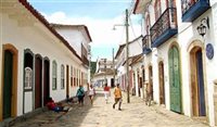 Maré alta invade ruas do centro histórico de Paraty (RJ)