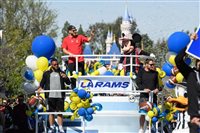 Campeões da NFL celebram título na Disneyland; veja fotos