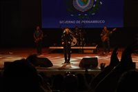 Alceu Valença levanta o público no primeiro dia da 49ª Abav Expo