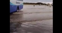 Aeroporto de Canoas sofre com fortes chuvas, mas pista não é afetada