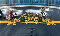 Navio Disney Treasure recebe esculturas de Peter Pan e Capitão Gancho