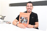 Em noite de autógrafos, Erik Sadao lança livro sobre arte em Benelux; fotos
