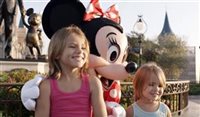 Minnie conversa com menina surda na Disney; veja