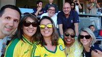 Operadores brasileiros assistem a jogo do Brasil em LA