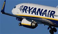 Passageiro da Ryanair tenta desembarcar pela asa; veja