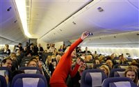 Cantora pop faz performance em avião da British; veja