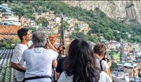 Turistas sobem o morro para conhecer favelas do RJ