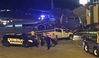 EUA: homem invade aeroporto e bate picape em avião