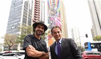 Accor comemora 100 cidades com mural de Kobra