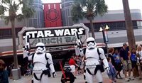 Disney: garoto fantasiado é escoltado por Stormtroopers