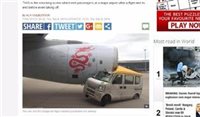 Van bate em avião em movimento na China; veja vídeo