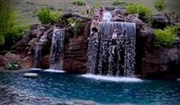 Piscina artificial nos EUA tem 5 cachoeiras, gruta e até rio