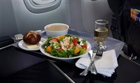Quer evitar a comida do avião? Saiba o que comer antes e durante o voo Quer evitar a comida do avião? Saiba o que comer antes e durante o voo