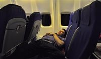 Viajantes frequentes ensinam suas técnicas para dormir nos voos