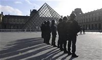 EUA advertem viajantes sobre ameaça terrorista na Europa EUA advertem viajantes sobre ameaça terrorista na Europa