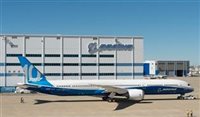 Boeing apresenta primeiro 787-10 fabricado; veja