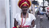 Foliões afro e orquestra abrem carnaval de Salvador 