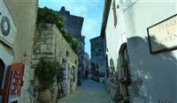 Conheça o vilarejo francês que ainda vive na Idade Média