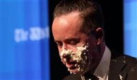 Presidente de aérea leva torta na cara durante debate