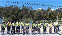 Agentes conhecem Venice Beach em passeio ciclístico