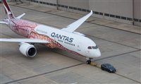 Dreamliner da Qantas é rebocado por carro da Tesla; veja vídeo