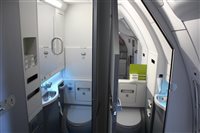 Aéreas têm 'encolhido' banheiros para ter mais assentos