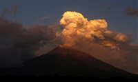 Erupção de vulcão fecha aeroporto na Indonésia