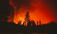 Maior incêndio florestal da Califórnia atinge cidade histórica
