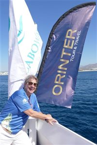 Em tour de barco, top sellers da Orinter fotografam baleias