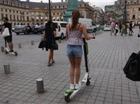 Paris sofre com excesso de patinetes elétricos
