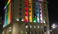 Principais pontos turísticos de SP são iluminados com bandeira LGBT