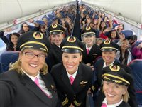 Delta leva 120 meninas à Nasa em seu quinto voo Wing Delta leva 120 meninas à Nasa em seu quinto voo Wing