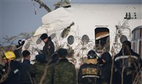 Avião com mais de 100 pessoas cai e deixa ao menos 12 mortes