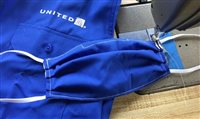 United Airlines produz máscaras a partir de uniformes reciclados