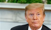 Trump assina pacote de US$ 2,3 trilhões para ativar economia americana Trump assina pacote de US$ 2,3 trilhões para ativar economia americana