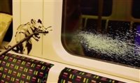 Bansky aborda o uso de máscaras em obra no metrô de Londres