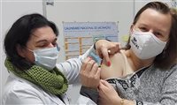 Mais profissionais se vacinam contra a covid-19; veja fotos