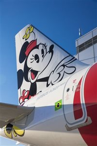 Avião da Azul em homenagem à Minnie e Disney já está pintado