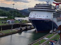 Canal do Panamá recebe o navio Canival Spirit