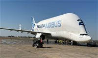 Airbus Beluga visita o Brasil e pousa no hangar da Azul